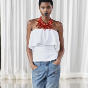 Vit axelbandslös volangtopp Zara - Säljer den populära vita  axelbandslös topp från Zara. Enkel och stilren design som passar till mycket.