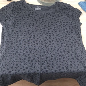 Lepopardmönstrad tröja  - Säljer en jättefin leopardmönstrad t-shirt!! Använde tröjan jättemycket förut men börjar bli för liten så därför säljer ja!!🥰 kontakta om du har några frågor❤️