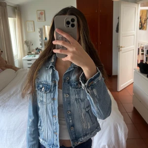 zara jeansjacka - såå fin jacka från zara som ej kommit till användning då jag tycker att fen är för liten (skulle vilka ha den mer oversized) stl s❤️❤️