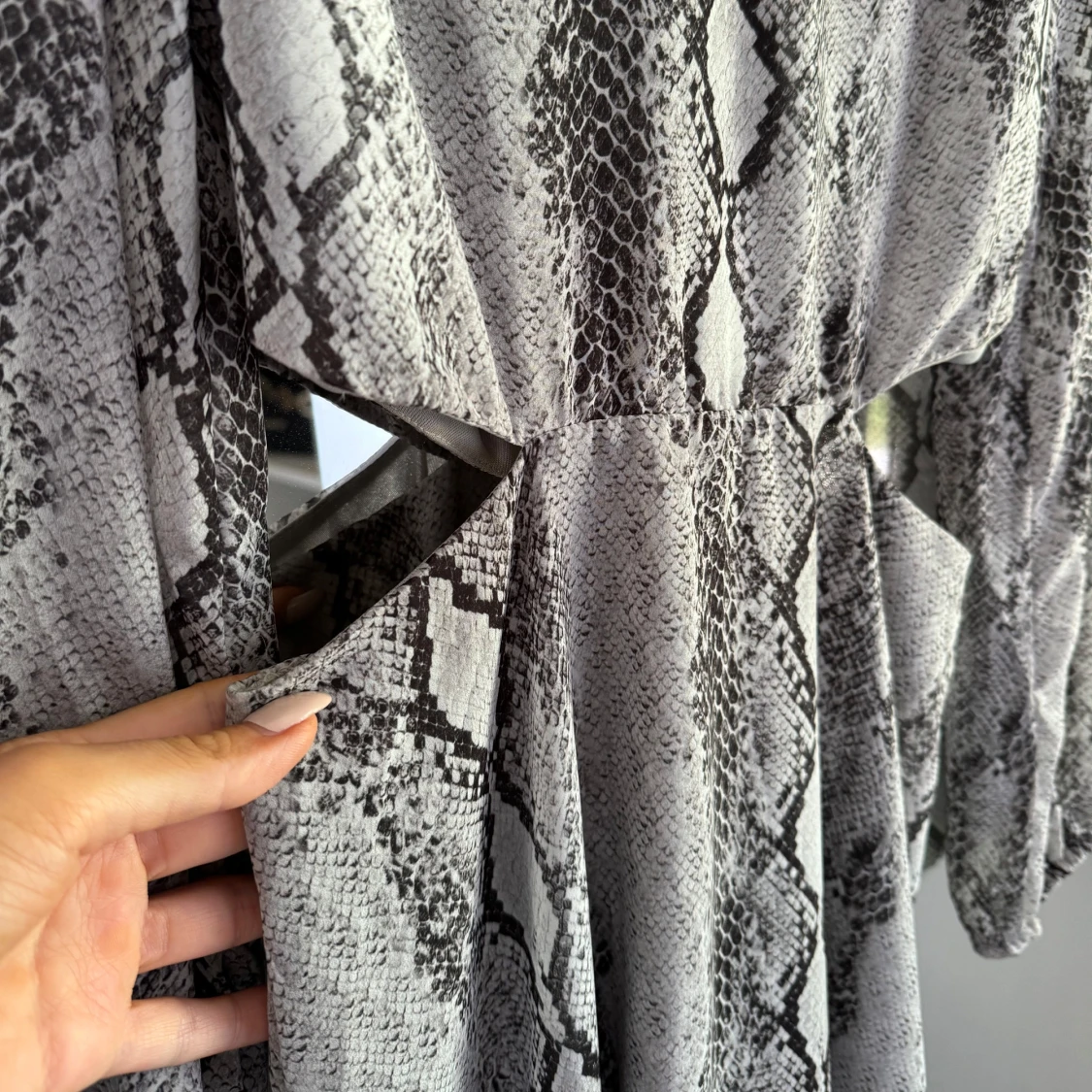 Långklänning med ormmönster och cut-outs - 2