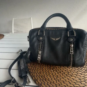Svart Zadig väska  - Säljer en svart Zadig handväska. Axelband följer med. Jätte fin och får plats mer mycket i. Kostar egentligen 5000kr säljer för 1000kr