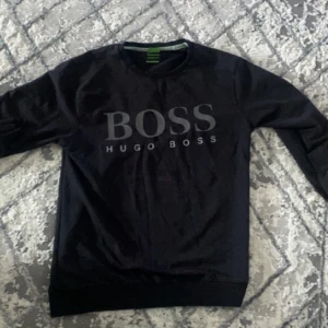 Hugo boss sweatshirt  - En boss tröja som inte används så mycket ganska bra skick, inga hål, 