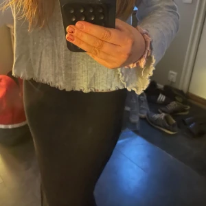 Svart tight långkjol  - Säljer en svart långkjol med figurnära passform. Kjolen är enkel och stilren, perfekt att matcha med olika toppar. Materialet känns mjukt och stretchigt vilket gör den bekväm att bära. Strl S men passar XS också💕