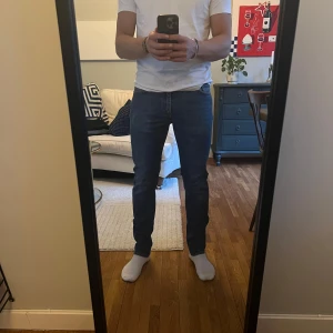 Acne studios - North Dark Blue (31-30) - Säljer ett par klassiska blå jeans från Acne Studios Blå Konst. Superfint skick.