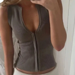 Eftertraktad Zara topp - Säljer denna eftertraktade Zara topp. Strl xs men sitter toppen på mig som har S💕 Buda!