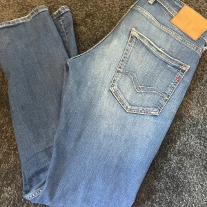 Replay jeans - Säljer dessa snygga Jeans från replay! Bra passform och bra skick på dessa! Vid minsta lilla frågan är det bara att höra av dig!