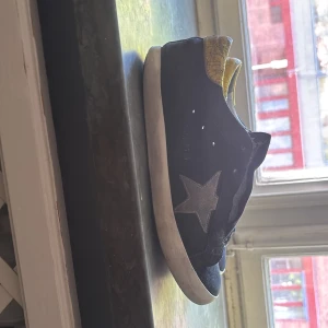 Golden gose skor - Hej!Säljer nu dessa snygga och unika golden gose superstar i storlek 40-41  som är perfekta nu till somarn.De är lite slitna i sulan där efter priset,hör av er om minsta lilla fundering kan även tänka mig att göra ett byte