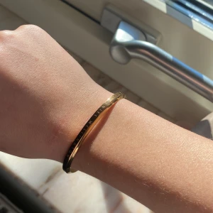  Armband från Daniel Wellington - Snyggt och stilrent armband i färgen Rose gold från Daniel Wellington. Armbandet är smalt och har märkets logga ingraverad längs kanten.  Nypris 700 så därav priset men priset kan diskuteras💞