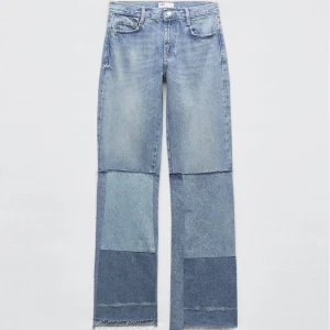 Blå patchwork jeans - Unika blåa jeans med patchwork på benen, slitna där nere pga att jag använt dom. Skriv om ni har frågor annars tryck på ”köp nu”!!💖💖