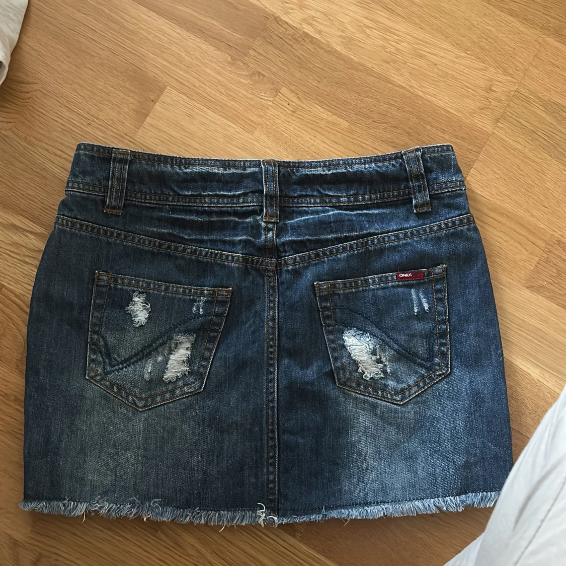 Jeanskjol med slitningar från ONLY - 1