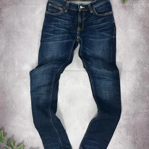 Nudie jeans - Säljer dessa feta och stiliga Nudie jeans för bara 499kr, nypris ligger på 1799kr! Priset går alltid att diskuteras.                 Skicket 9/10 utan tecken på använding|W29 L34|Midja - 36cm, Längd - 102cm. Hör av er vid funderingar!