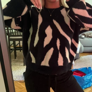 Stickad tröja - Säljer denna fina zebra tröja från Vila som är köpt på Salt i Stockholm för något år sedan. Jätte fin i kvaliten och jätte mysigt. Märks knappt att den är använd! Pris kan diskuteras 💞