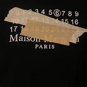 Maison Margiela hoodie - Säljer en riktigt fet Maison Margiela hoodie i väldigt bra skick som man kan se. tröjan är knappt använd så inga fläckar eller sol skador på tröjan. Frågor eller funderingar är det bara att höra av dig!!