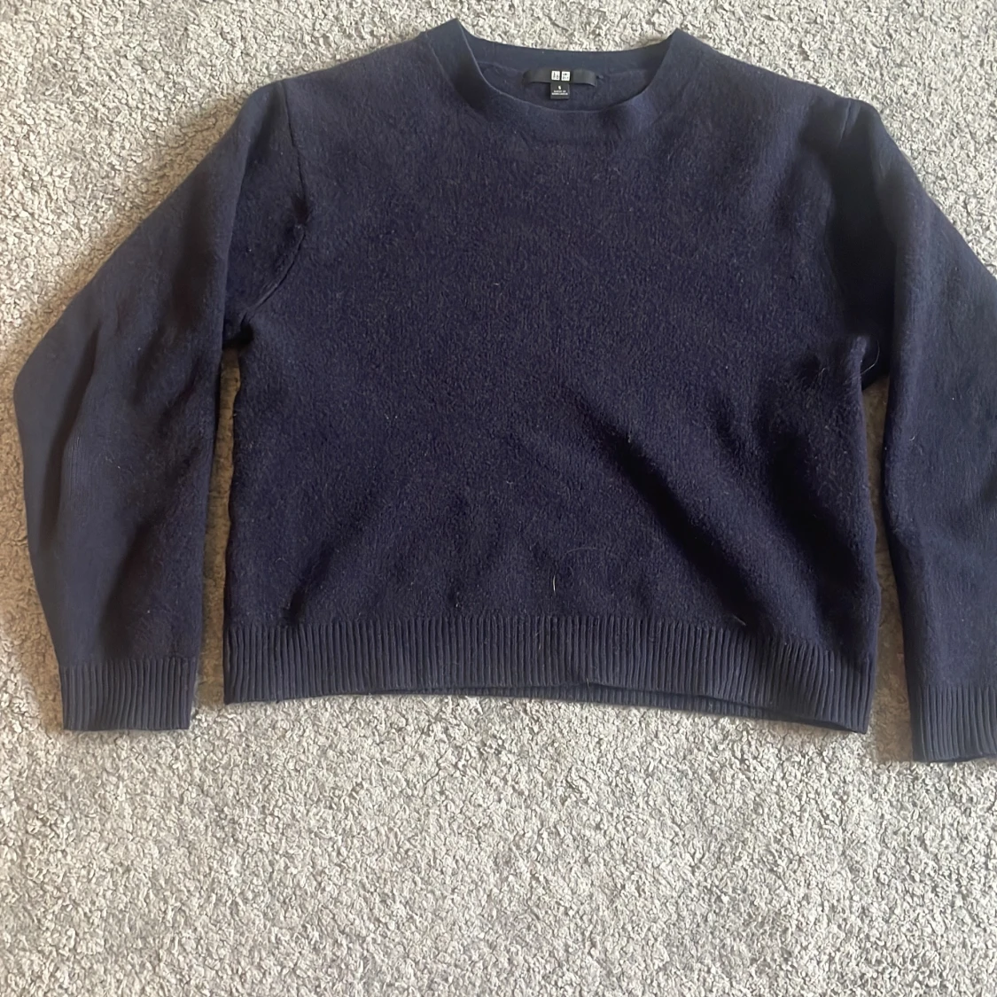 Mörkblå stickad tröja från Uniqlo