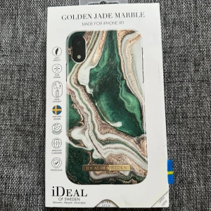 Golden Jade Marble mobilskal från iDeal of Sweden för iPhone XR - Snyggt mobilskal med marmormönster i grönt, vitt och guld från iDeal of Sweden. Helt oanvänt! Passar iPhone XR och har en lyxig känsla med gulddetalj. Skalet är designat för att vara både stilrent och skyddande.