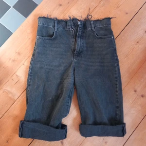 Svarta jeans shorts/jorts - Ett par svarta långa shorts med ganska baggy fit^^