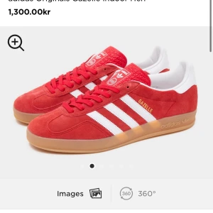Adidas Gazelle Indoor röda sneakers - Säljer ett par Adidas Gazelle Indoor sneakers i rött mocka med vita detaljer och klassiska tre ränder på sidan. Skon har gummisula, rund tå och vit hälkappa. Knappt använda och as snygga. 