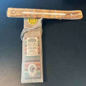 Banjara Lemongrass rökelse med träbricka - Banjara Lemongrass rökelse med en dekorativ träbricka. Rökelsen kommer i en förpackning med etniskt mönster och textilband. Träbrickan är brun med ingraverade stjärnor och blommor, perfekt för att hålla rökelsestickor på plats.