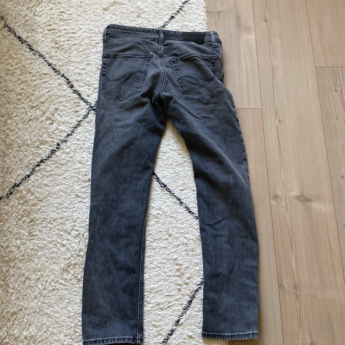 Svarta slim-straight jeans från Jack & Jones - 1