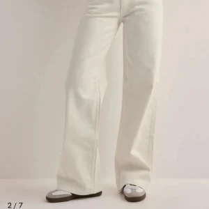 Populära Nelly jeans  - Säljer dom här as snygga o populära baggy jeansen från Nelly! Dom är aldrig använda o har prislappen kvar💗 skriv om ni har några frågor!!