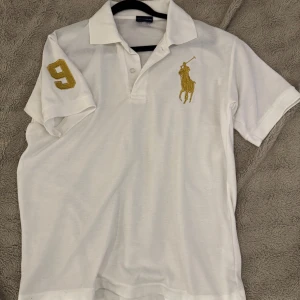 Ralph Lauren tröja - galen ralle tröja stilren till soliga dagar passar bra till allt, väldigt luftigt och bekäm! 🤗🌬️