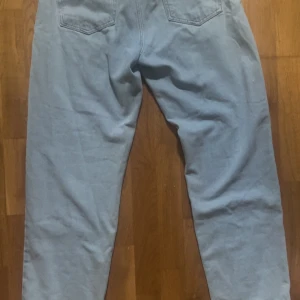 Ljusblå jeansbyxor från Woodbird - Ljusblå jeansbyxor från Woodbird med klassisk femficksdesign och raka ben. Perfekta för en avslappnad stil!  Sitter som 34/32