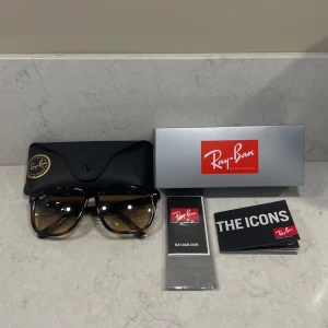 Ray-Ban boyfriend glasögon - Säljer dessa sjukt snygga solglasögon från Rayband i den eftertraktade modellen Rayband boyfriend. De är i den trendiga färgen leopard(Kan vara svårt att se på bilderna) Fråga gärna om fler bilder så löser jag. De är enbart testade och allt som du ser på bilderna tillkommer.  De är köpta från zalando för ungefär en vecka sedan. Skriv för minsta fundering. Först till kvarn!