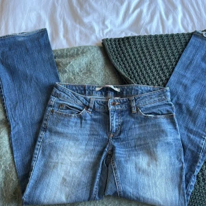 Blå jeansbyxor från Levis - Klassiska blå jeansbyxor från Levis med fem fickor och raka ben. Byxorna har en ljus tvätt och synliga slitningar för en avslappnad look. Straight/baggy modell men har blivit för små på mig! Köpte på Lowa Widebergs märke relow för några år sen men kommer ursprungligen från only! Står storlek 34/38 passar mig i midjan men har blivit för korta i benen på mig som är 170!