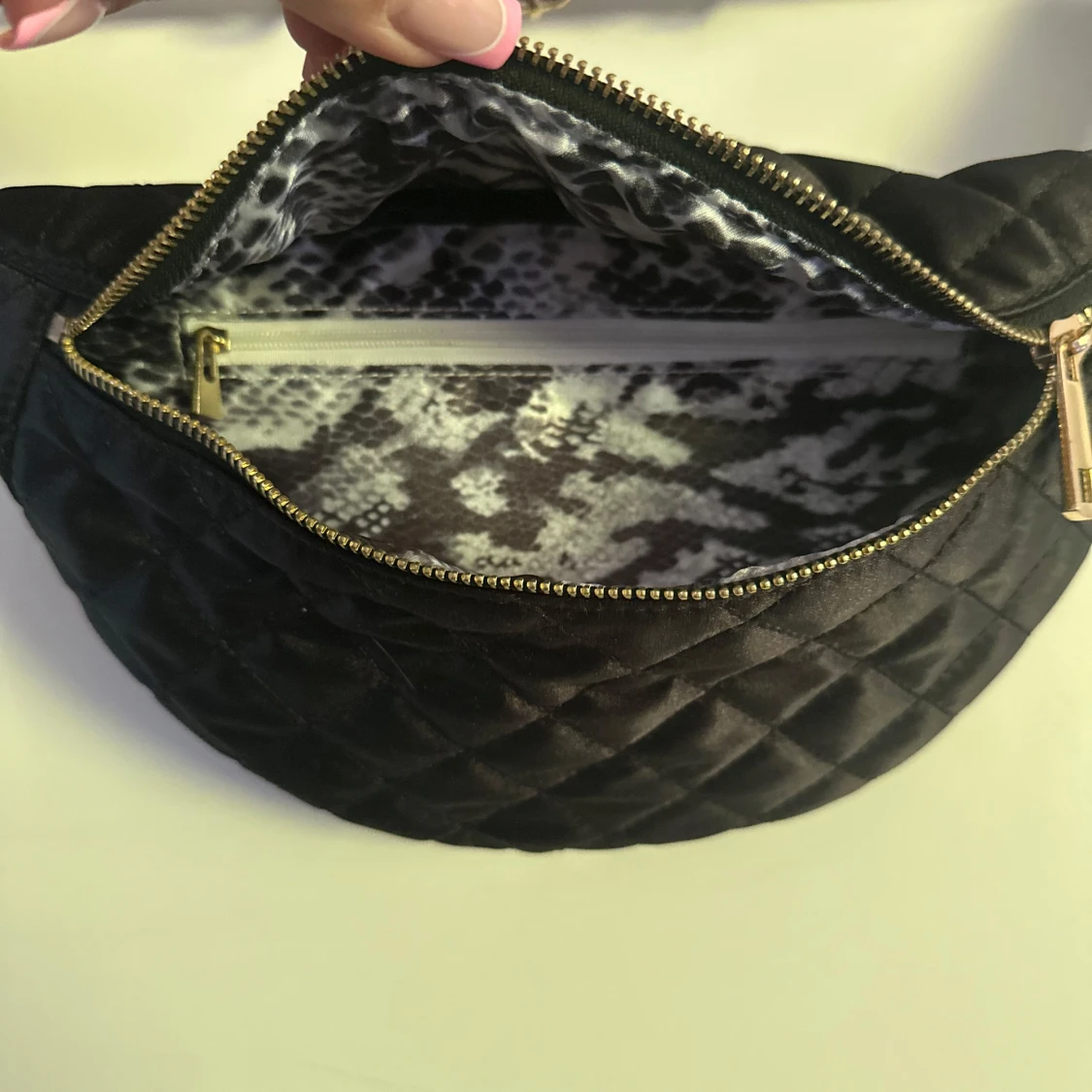 Svart quiltad magväska med gulddragkedja - 1