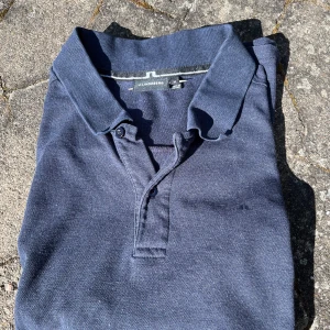 Pikétröja från J.Lindeberg - Blå pikétröja från J.Lindeberg. Felfritt skick, priset kan som vanligt diskuteras!