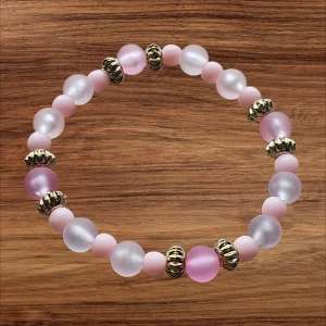 Handgjort Armband Med Rosa Glaspärlor  - Handgjort armband med rosa glaspärlor i olika nyanser ✨ Perfekt till sommaren – söt detalj som lyfter vilken outfit som helst! Stretchig och bekväm 💖🌸