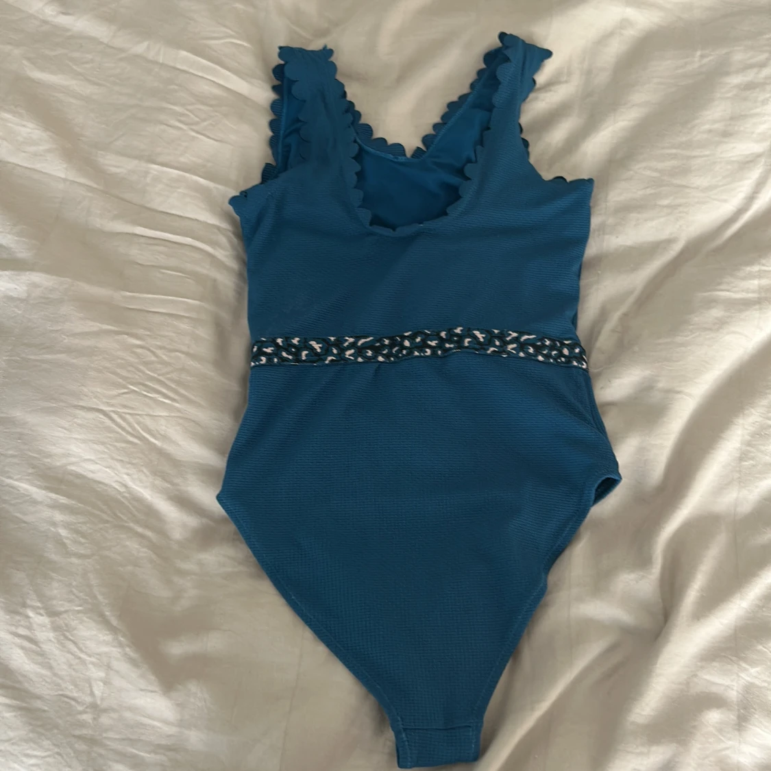Blå baddräkt med volangkant och leoparddetalj - 3