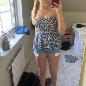 low waist jeans shorts - Säljer ett par blå jeansshorts från Bershka med låg midja. Säljer pågrund av att dem är för små. Perfekta till sommaren och lätta att matcha med olika toppar.Även otroligt sköna!