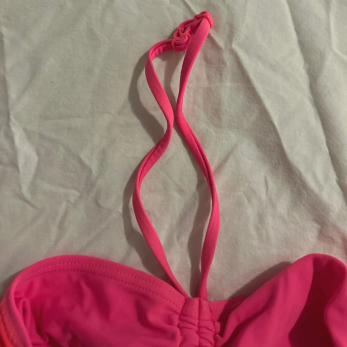 Rosa bikini med volangdetaljer - 2