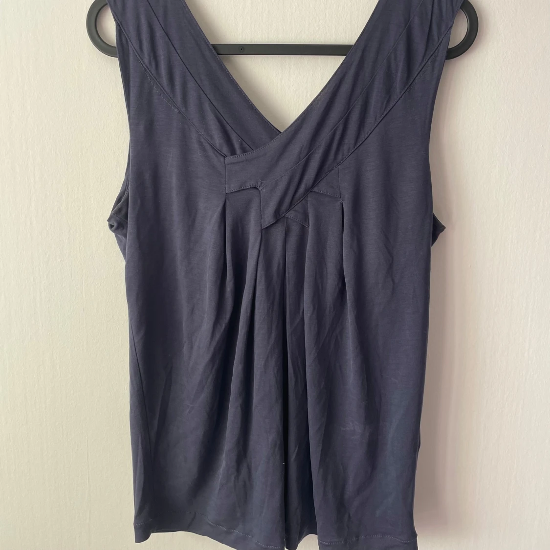 Mörkblå ärmlös topp från Bruuns Bazaar - 1