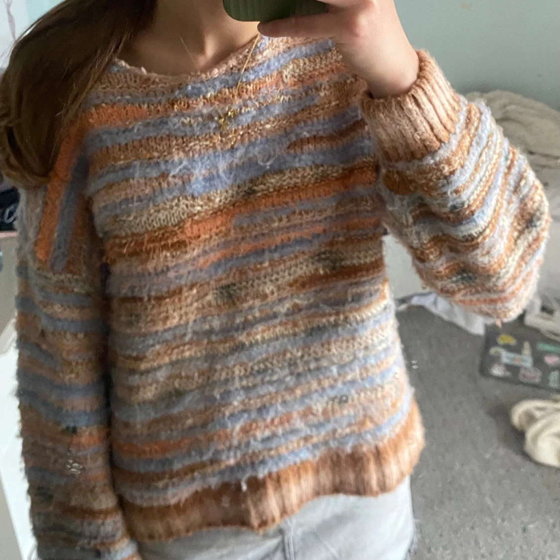 Randig stickad tröja i pastellfärger - 1