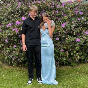 Ljusblå balklänning från hebeos - Jättefin kroppshydda balklänning från hebeos st 34-36 dragkedja och snörning i ryggen vilket gör att den passar alla som har storlek 34-36 är som xs-s, inga defekter nypris 1300