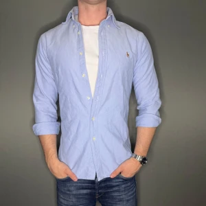 Ralph lauren skjorta - Hej säljer nu min fina Ralph lauren skjorta i storlek M. Den är i nyskick och kommer vara otroligt snygg nu i vår och framåt sommaren. Nypris cirka 1600kr! Vi kommer att sälja liknande produkter nu i vår och närmare sommar så glöm inte följa profilen!🌊🍾