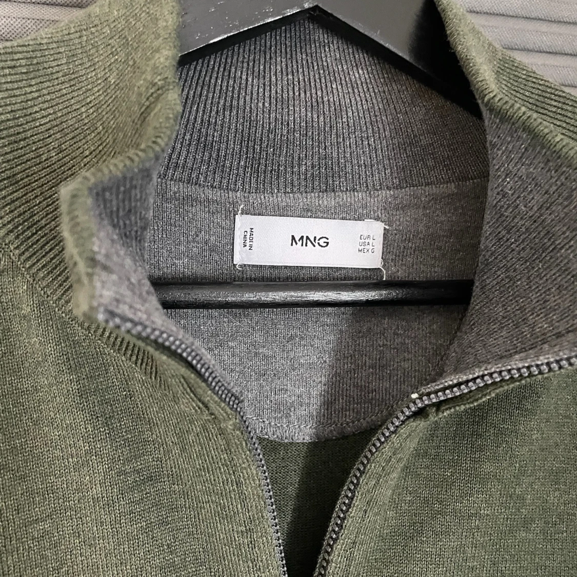 Olivgrön ziptröja från Mango - 1