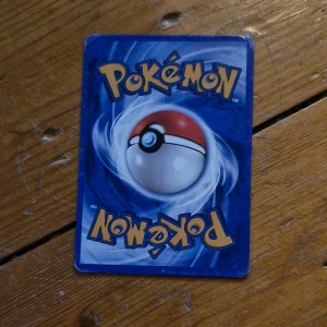 Pokémonkort Lucario & Melmetal GX TAG TEAM - Säljer ett Pokémonkort med motivet Lucario & Melmetal GX TAG TEAM. Kortet har en blå och gul ram, med illustration av Lucario och Melmetal. Det är ett GX-kort med 260 HP och flera attacker, inklusive Full Metal Wall GX.                                                                       Obs hämtas upp här eller i Älmhult