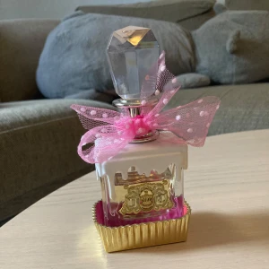 Juicy couture Viva la juicy succre  - Säljer denna fantastiska doft från Juicy Couture.Flaskan är ett mästerverk i sig.Söt och  feminin doft.Ursprungligen 50 ml EDP,se kvarstående mängd på bilderna🤗🌸