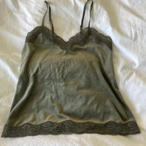 Grönt linne  - Jätte fint olivgrönt linne ifrån hunkemöller de har fin spets kant och super skönt material. De är även justerbara band💓