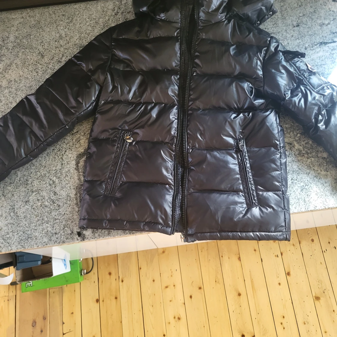 Svart pufferjacka med huva - 3