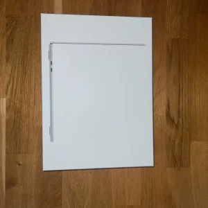 MacBook Air M4 13 inch (Silver) - 16GB RAM o 512 GB SSD (2025) - Årsmodell = 2025   Hej säljer nu min MacBook Air! Då denna storlek inte var för mig!  Denna är helt ny! 1 års trygghetsavtal ingår!   Denna är inköpt 15-04-2025