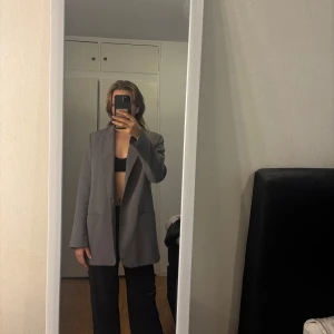 Grå kavaj från Zara - Säljer en grå kavaj från Zara, strl M