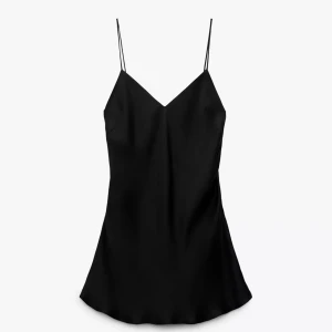 Svart satin klänning  - Svart klänning från Zara i satin, använd 1 gång😇