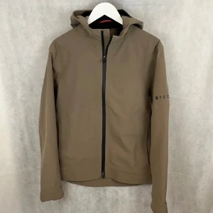 Boggi Milano regnjacka - B tech boggi Milano windbreaker/regnjacka i nyskick modellen är 185cm gå ner i pris vid snabb affär