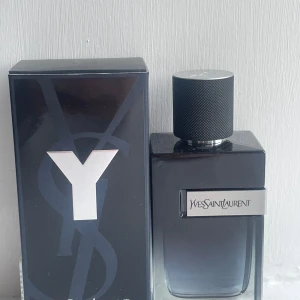 Yves Saint Laurent Eau De Parfum 100ml herrparfym - Yves Saint Laurent Eau De Parfum 100ml  En modern klassiker. YSL EDP är varm, djup och elegant med noter av lavendel, trä och kryddor. Perfekt för kvällar när du vill sticka ut – på ett sätt som känns självsäkert men aldrig för mycket.  🔹 100ml Eau De Parfum 🔹 Passar kvällar & speciella tillfällen 🔹 Långvarig doft