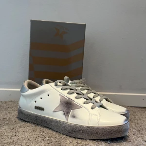 Golden goose  - Tja säljer nu mina riktiga feta golden gosse. Skorna är helt perfekta nu till skolavslutningen, med en riktigt fet vit och grå färg. om ni har några frågor och bud är det bara att skriva (tar byten ) allt orginalt medföljer förutom kvitto 