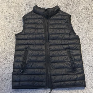 Svart väst  från McKinley storlek 170 - Svart väst perfekt till våren som är stilig och nytt skick i storlek 170 passar även S